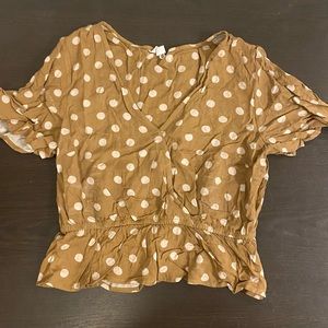 Womens BB Dakota light gold & white polka dot v-neck blouse, size medium.